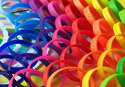 Amplia gama de colores y combinaciones en pulseras de silicona