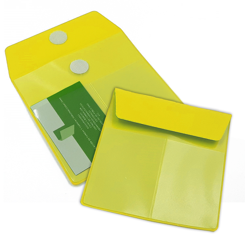 Porta mascarillas con 2 bolsillos para tarjeta en PVC color amarillo cierre velcro opcional