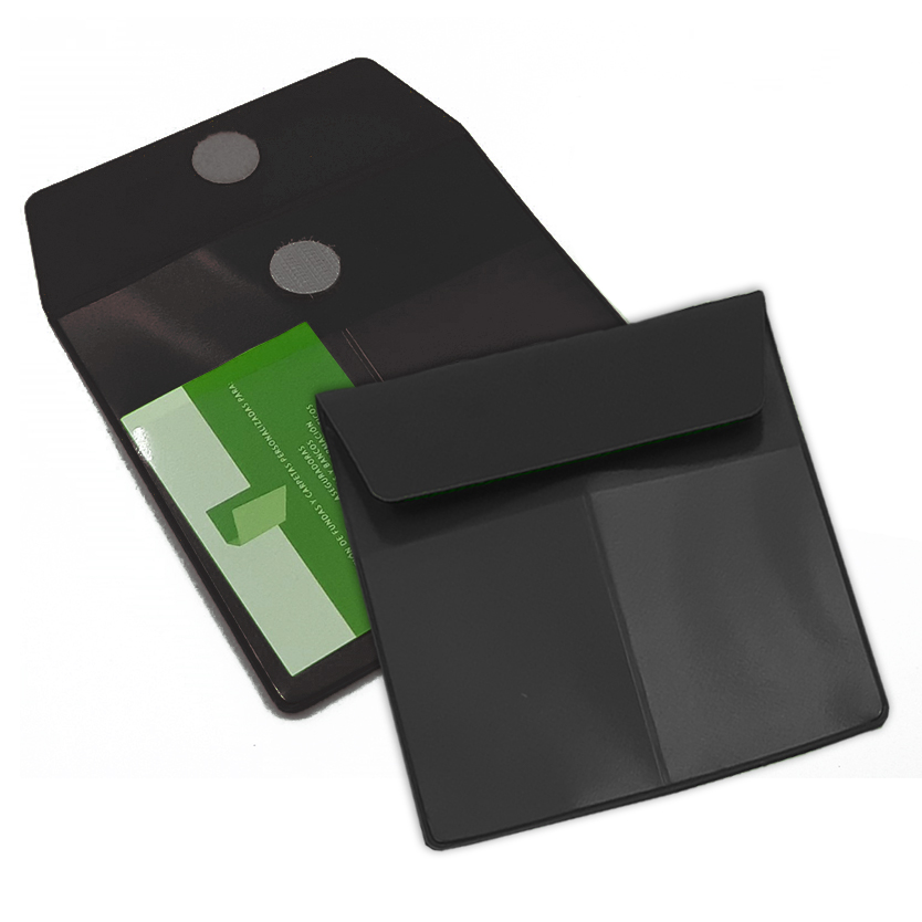 Porta mascarillas con 2 bolsillos para tarjeta en PVC color negro cierre velcro opcional