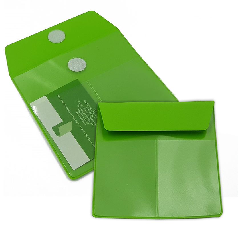 Porta mascarillas con 2 bolsillos para tarjeta en PVC color verde cierre velcro opcional