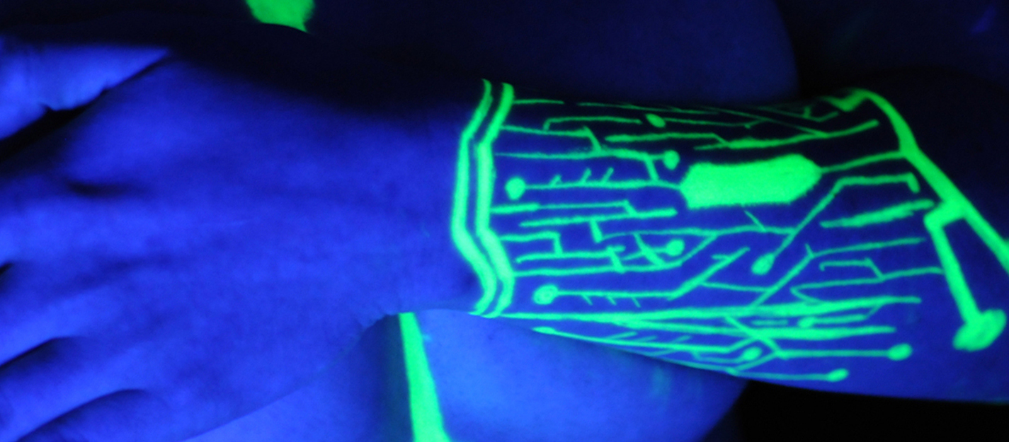Tatuajes temporales con tinta fluorescente